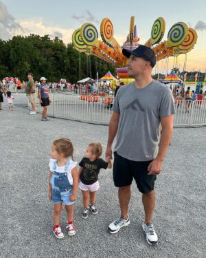 Samantha Droke Instagram - It’s that time of the year!🎢

Fair fun with these kiddos at 36 weeks pregnant! 😬🫣🥰

#fairfun #36weekspregnant #fair #nashvilletn #nashvillemom