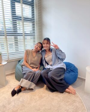 Samantha Tan Instagram - Thanks for having us! Check out @samanthatyf 4-rooms HDB that is specially designed for couple above 170cm 🙆🏻‍♀️

Sam念中文超可爱，不知道金屋藏娇也很可爱☺️

Link in bio! 

#JustSwipeLah #cribswipe #刷一刷 #刷暖窝