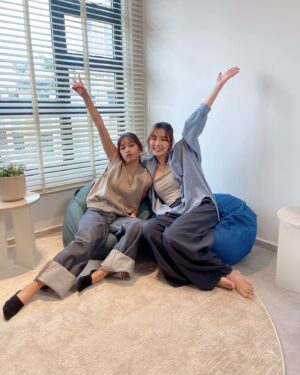 Samantha Tan Instagram - Thanks for having us! Check out @samanthatyf 4-rooms HDB that is specially designed for couple above 170cm 🙆🏻‍♀️

Sam念中文超可爱，不知道金屋藏娇也很可爱☺️

Link in bio! 

#JustSwipeLah #cribswipe #刷一刷 #刷暖窝