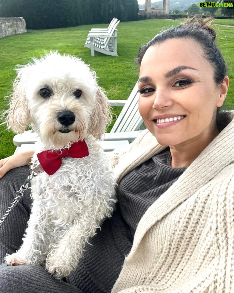 Samantha Barks Instagram - Babymooning @ellenboroughpk ❤️ I have wanted to come and stay here for a long time as I had heard how dog friendly they were and they certainly did not disappoint!! @missivybarks had the best few days of her life and was spoiled rotten by them🥰 We had such a lovely relaxing time and didn’t want to leave!! I highly recommend (especially for all the dog parents out there!!) • • • • • #gifted #babymoon #9months #pregnant #dogfriendly