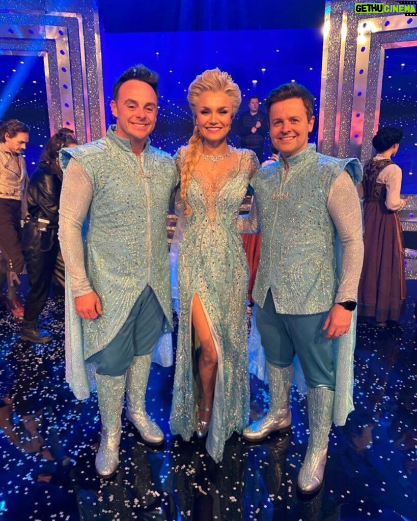 Samantha Barks Instagram - I had SO much fun performing ‘Let it go’ with @antanddec on @itvtakeaway 🥶❄️ thanks for having me guys!! 💙 @stephenmulhern @daisymaycooper @claudiawinkle & Our amazing @frozenlondon cast ❄️❄️❄️