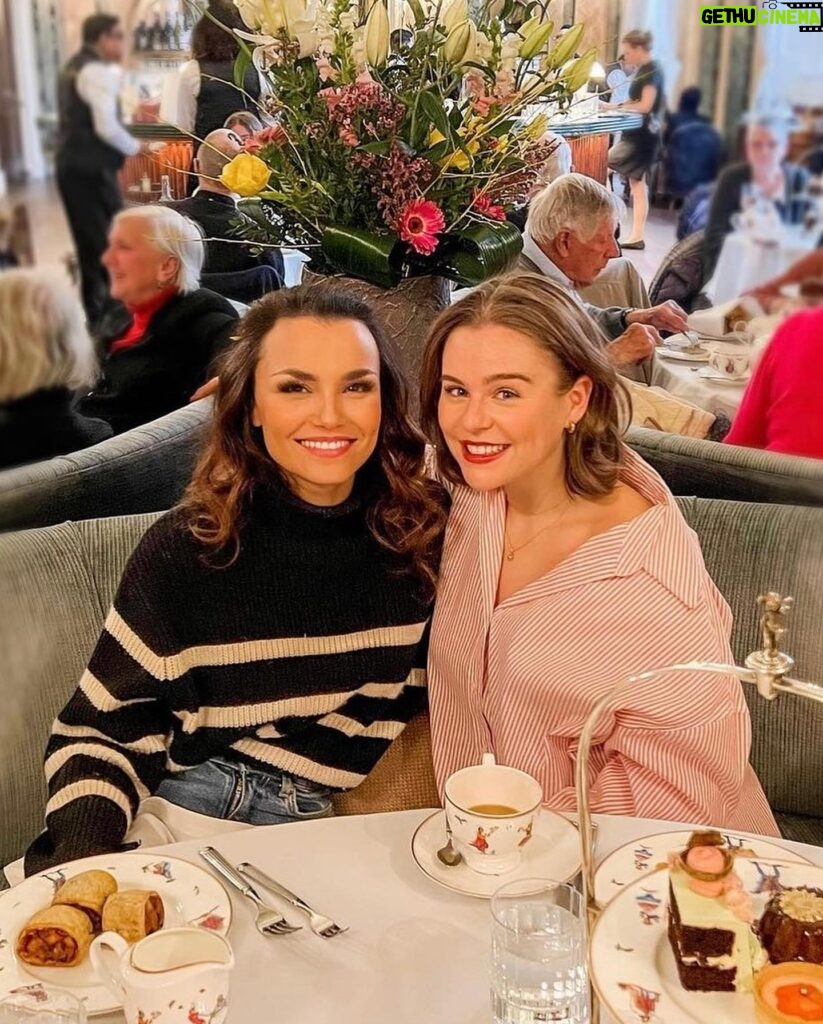 Samantha Barks Instagram - Tonight is my last show with the amazing @_emlane_ ❤️ Watching her step in to this role and sharing the stage with her every day has been an absolute pleasure. Her love for this role lights up the stage every night, and off stage that joy radiates throughout the building. She is wise beyond her years and sometimes it’s easy for me to forget how young she is because of the powerhouse leading lady she has already become. Many young people I meet in the industry look up to her and are inspired by her journey in Frozen and nothing makes me happier to hear. Her professionalism, dedication, work ethic and the absolute joy-that-is-her, is inspiring. While I will undoubtedly be upset today knowing it’s our last show together, I am really trying to focus on soaking up every last moment with her. I am so proud of her in every way and nothing makes me happier than seeing the exciting things already happening in her career! Love you Em⭐️✨🌟 📸 - @xo_lou_xo 📸 - @miagaywood