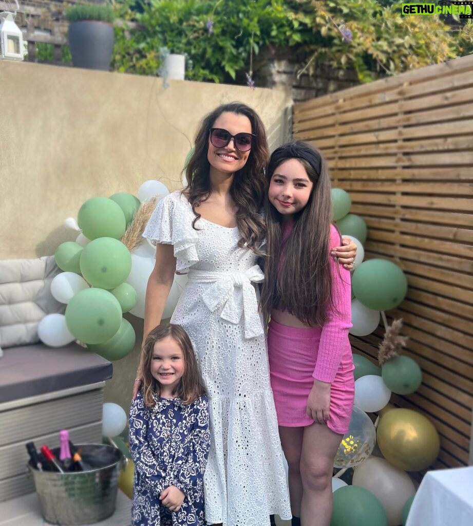 Samantha Barks Instagram - Family time ❤️ I have had such a lovely few days of quality time with the fam! Here are a few highlights!! Beautiful lunch thanks to @beachblanketbabylon (highlight was one of the best brownies I have ever tasted 😍) thank you so much for having us ❤️ #gifted @jayjayprofficial LEGOLAND - I had never been before and was so excited to take my family and we had such a brilliant time! So much to do and see, lots of shows and rides and Rosie had the BEST time!! #legolandwindsor #gifted @legolandwindsor ❤️ Baby shower - My family went to so much thought and effort to make it all so magical and it truly was!! It was so lovely to celebrate with all my loved ones 👶🏻❤️ #family #babyshower
