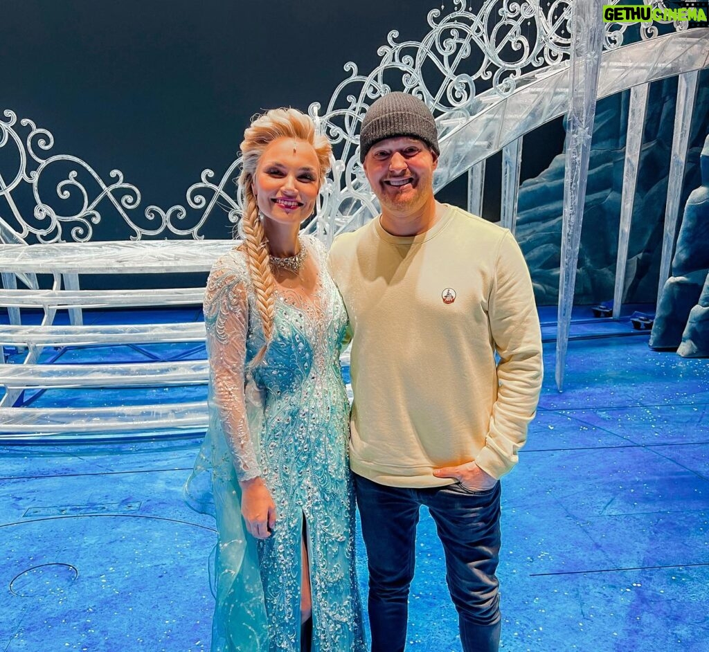 Samantha Barks Instagram - Thank you for visiting Arendelle @michaelbuble 💙It was an honour to meet you!! ❄️