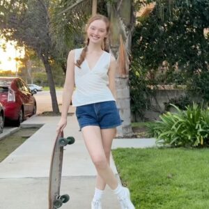 Samantha Cormier Instagram - i haven't rode my longboard in a long time!! 
#daisywild 🌼