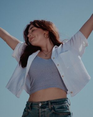 Samantha Fekete Instagram - 70 degrees & sunny 

📸: @cursedportraiture