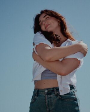 Samantha Fekete Instagram - 70 degrees & sunny 

📸: @cursedportraiture
