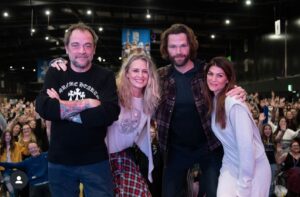 Samantha Smith Instagram - Thank you Edinburgh…@ComicconScotland could not have been more delightful (you guys really don’t have to keep apologizing for the weather!). Loved every minute, and love these peeps! 🏴󠁧󠁢󠁳󠁣󠁴󠁿
@realmarksheppard @jaredpadalecki @genpadalecki