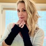 Samantha Smith Instagram - They’ll never see it coming. Arm up at ShopStands. (Link in bio👆🏼) @shopstands