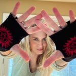 Samantha Smith Instagram - They’ll never see it coming. Arm up at ShopStands. (Link in bio👆🏼) @shopstands