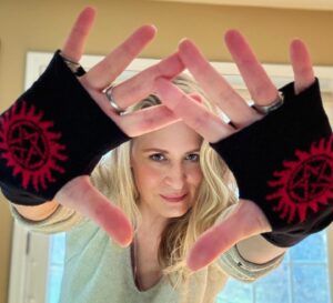 Samantha Smith Instagram - They’ll never see it coming. Arm up at ShopStands. (Link in bio👆🏼) 

@shopstands