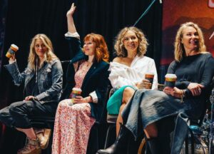 Samantha Smith Instagram - Hey everyone who was at #SPNSF, didn’t this weekend feel like a family reunion of the best variety, start to finish? #TheLoveIsReal
As always thank you to @creationent, you continue to throw a heck of a party time after time. 💃🏼♥️🙌🏼 

📷 @alanak145 😘