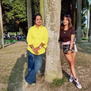 Sambhabana Mohanty Instagram - MataRani & me doing touristy stuff in the city SHE WAS BORN & RAISED IN btw 🤓
#snigdhabosemohanty #sambhabanamohanty #kolkata