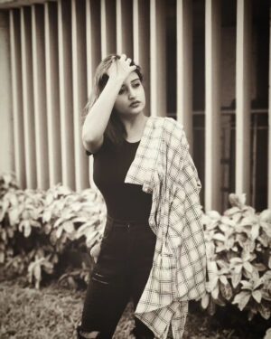 Sambhabana Mohanty Instagram - Ye 'Noir' sa filter acha laga! 🫡
PC - @siddheshpawarphotogrphy

#sambhabanamohanty #noir 
#instadaily