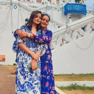 Sambhabana Mohanty Instagram - To 
The one I treasure the most in my life 💜
My guiding light, my safe haven, you've given me so so much.. I don't know if I'd be able to give back  even a part of what all you've done for me.
Thank you for everything, thank you for being you.
So,
HAPPY BIRTHDAY BEAUTIFUL. 
Stay healthy and happy Maa. I love you ❤️
And I miss you, lots and lots. 

From : 
The best thing that ever happened to you 😜

@snigdha_bose_mohanty