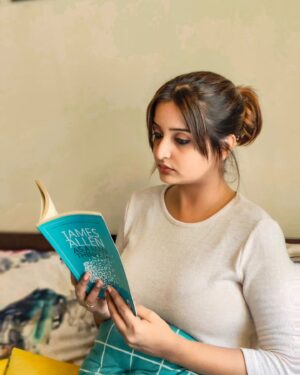 Sambhabana Mohanty Instagram - "The soul attracts that which it secretly harbours; that which it loves, and also that which it fears."

PC - @siddheshpawarphotogrphy 

#sambhabanamohanty #asamanthinketh 
#jamesallen #booknerds