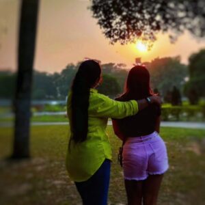 Sambhabana Mohanty Instagram - MataRani & me doing touristy stuff in the city SHE WAS BORN & RAISED IN btw 🤓
#snigdhabosemohanty #sambhabanamohanty #kolkata