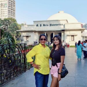 Sambhabana Mohanty Instagram - MataRani & me doing touristy stuff in the city SHE WAS BORN & RAISED IN btw 🤓
#snigdhabosemohanty #sambhabanamohanty #kolkata