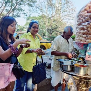 Sambhabana Mohanty Instagram - MataRani & me doing touristy stuff in the city SHE WAS BORN & RAISED IN btw 🤓
#snigdhabosemohanty #sambhabanamohanty #kolkata