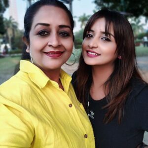 Sambhabana Mohanty Instagram - MataRani & me doing touristy stuff in the city SHE WAS BORN & RAISED IN btw 🤓
#snigdhabosemohanty #sambhabanamohanty #kolkata