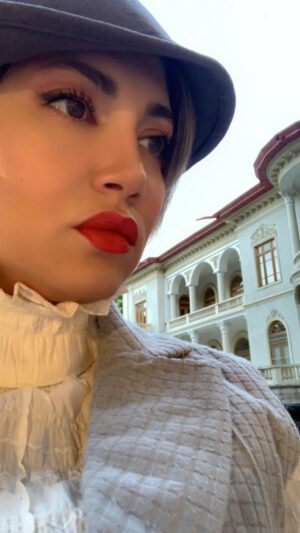 Samira Hosseini Instagram - دو روز مانده به اجرای کنسرت نمایش«کوچه عاشقی»

دو روز مانده به اجرای کنسرت نمایش کوچه عاشقی، این نمایش، آخرین مراحل آماده‌‌سازی خود را برای اجرای روز جمعه_۲۰ خرداد_ در تالار ایوان عطار کاخ سعد آباد، پشت سر می‌گذارد.

کوچه عاشقی، به کارگردانی سید جلال‌الدین دری است که بهترین‌ بازیگرهای تئاتر و سینما او را همراهی می‌کنند.
اسامی به ترتیب حروف الفبا : 
 امیرحسین آرمان، امیرکاوه آهنین جان، صدف بهشتی، حمیدرضا ترکاشوند، سمیرا حسینی،محیا دهقانی، آناهیتادری،پریساروزبهانی، فرداد صفاخو، بهزاد عبدی، سولماز غنی، الهام کرمی، محمدرضا مالکی، حسین میرزاییان در این نمایش  نقش آفرینی 
می کنند 
 که حمیدرضا ترکاشوند علاوه به بازی خوانندگی این کار را با همراهی فایضه کامیاب ، پگاه حاجی محمدی ومحسن سلیمانی بر عهده دارند
تهیه بلیت از طریق سایت تیوال انجام میشود
ساخت تیزر: جاوید علی‌پور

@jalal.dorri
@s.ma.javadi 
@alirezahaghighi62
@seyedsaberemami
@naviddorriii
@ehsannili
@Koocheasheghi
@tiwallgram
@amirarman
@mohammadreza.maleki.59
@behzad.abdii
@samirahosseini.official
@mahyadehghani70
@torkaash
@solmazghanii
@amirkaveh.ahaninjan_official
@anahitadorri
@sadafbeheshti_
@parisarouzbahani
@fardad_sa
@elhamkarami_music
@pegahhajimohamadi 
@fayezehkamyab
@yasaman.najmeddin
@mohsen.soleymani
@Farzam.shekari
@farzinshekari
@javidalipur
@soudabekhosravi
@reza.khazraie_shad
@almagoshtasb
@saeed_yazdani
@parva_r
@eh3an_f_
@erfanhy
@alitasdighy