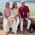 Sampurna Lahiri Instagram - Happy Anniversary to the most amazing couple. You are the best parents in the world ❤️❤️ @kabita.lahiri @niladrilahiri . #anniversary #parents #couplegoals #love #daughterlove #mom #dad #beauty #respect #blessed