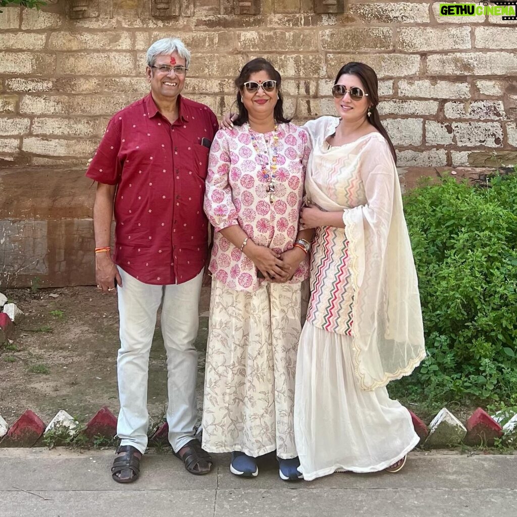 Sampurna Lahiri Instagram - Happy Anniversary to the most amazing couple. You are the best parents in the world ❤️❤️ @kabita.lahiri @niladrilahiri . #anniversary #parents #couplegoals #love #daughterlove #mom #dad #beauty #respect #blessed