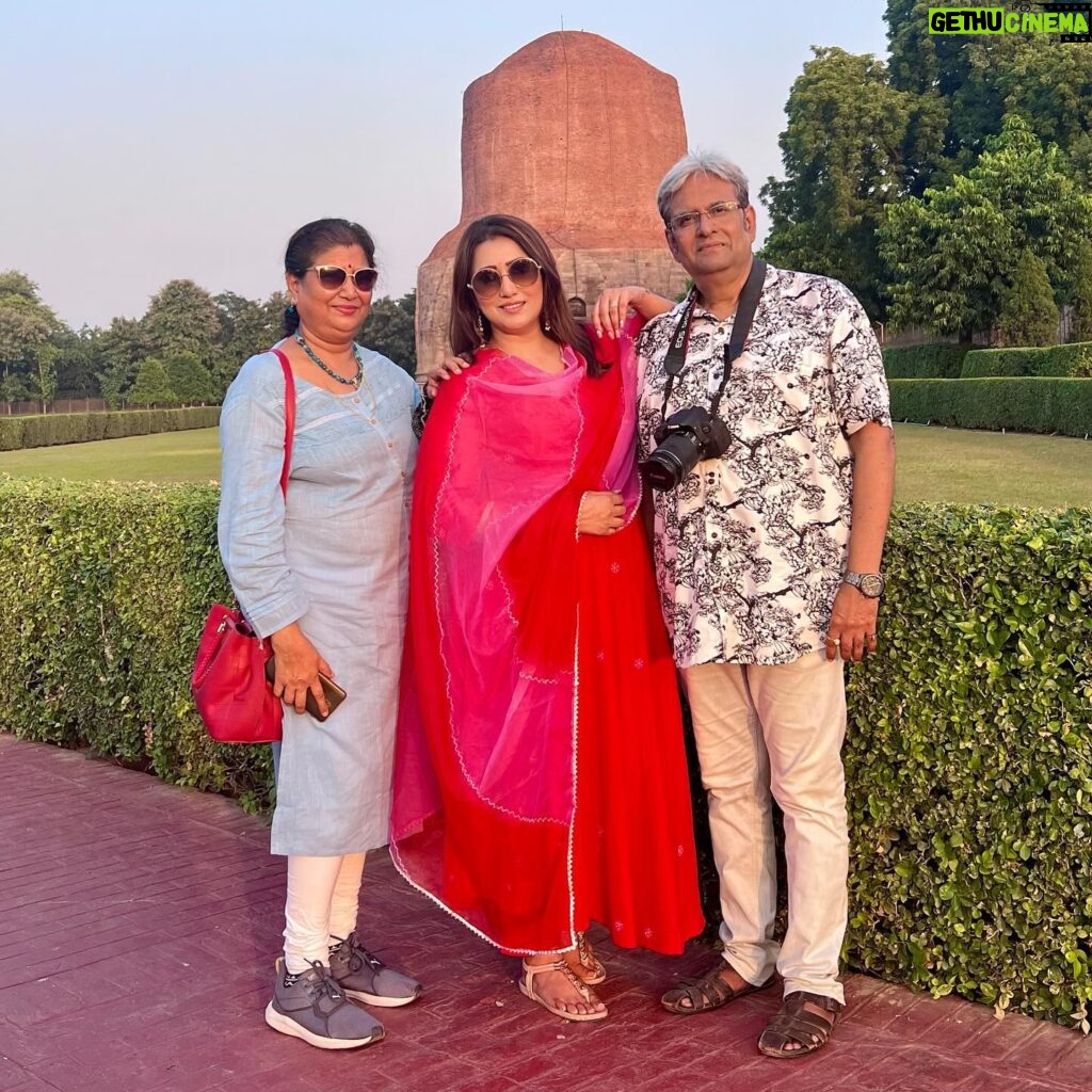 Sampurna Lahiri Instagram - Happy Anniversary to the most amazing couple. You are the best parents in the world ❤️❤️ @kabita.lahiri @niladrilahiri . #anniversary #parents #couplegoals #love #daughterlove #mom #dad #beauty #respect #blessed