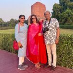 Sampurna Lahiri Instagram - Happy Anniversary to the most amazing couple. You are the best parents in the world ❤️❤️ @kabita.lahiri @niladrilahiri . #anniversary #parents #couplegoals #love #daughterlove #mom #dad #beauty #respect #blessed