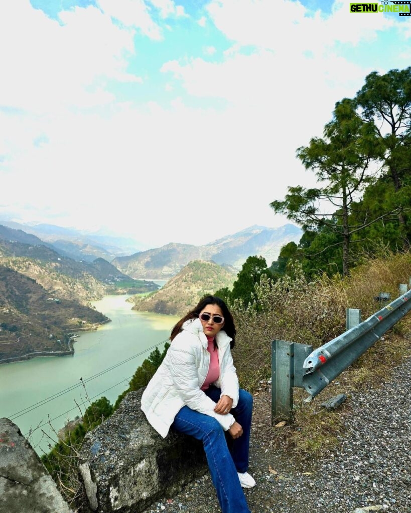 Sampurna Lahiri Instagram - Life is brighter when you focus on the good.. 🏔☀️ . #majormissing #traveldiaries #vacation #sunshine #mountains #nature #positivity #goodvibes #naturelovers #greenery