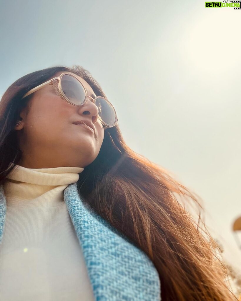 Sampurna Lahiri Instagram - Life is a series of thousands of tiny Miracles 💫 . . #life #love #winter #sunshine #light #freshair #positivevibes #feelgood #nature #bliss