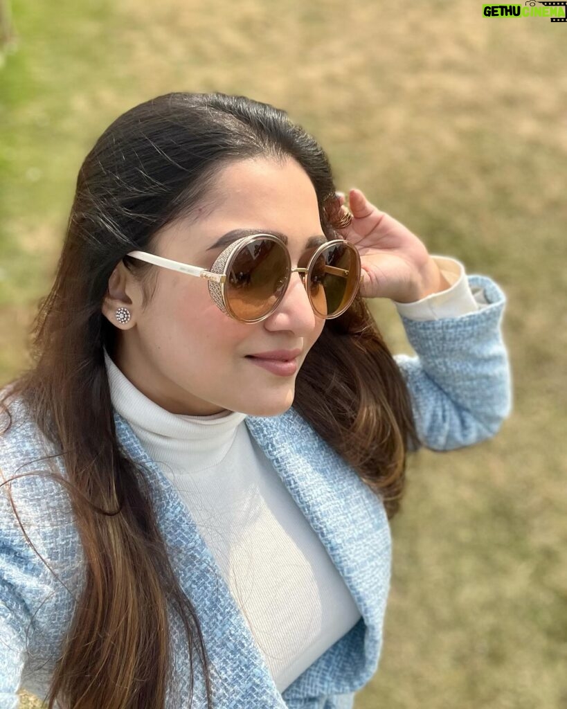 Sampurna Lahiri Instagram - Life is a series of thousands of tiny Miracles 💫 . . #life #love #winter #sunshine #light #freshair #positivevibes #feelgood #nature #bliss