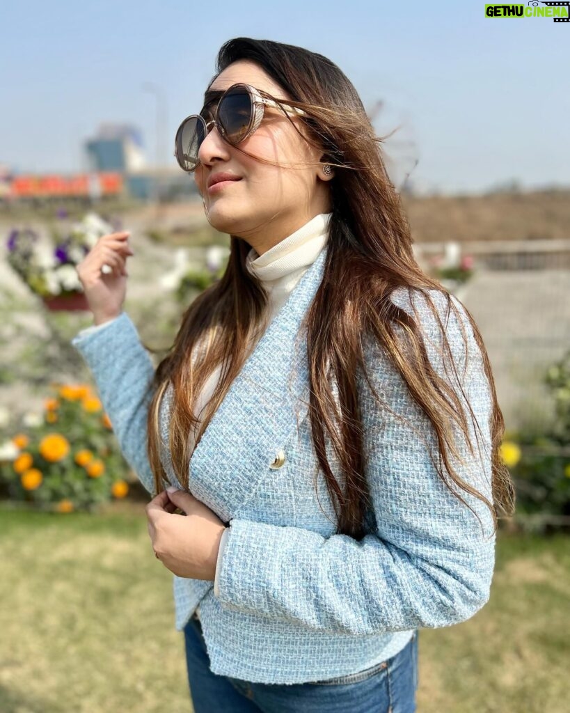 Sampurna Lahiri Instagram - Life is a series of thousands of tiny Miracles 💫 . . #life #love #winter #sunshine #light #freshair #positivevibes #feelgood #nature #bliss