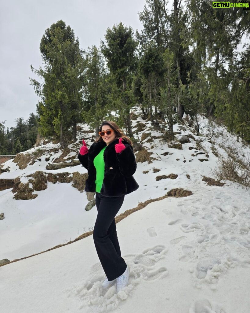 Sampurna Lahiri Instagram - ❄️🌲🏔🤎 . #mountains #snow #snowflakes #nature #trees #cold #wind #travel #himalayas #beautiful #happiness #memories #love #sunshine