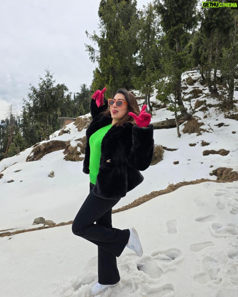 Sampurna Lahiri Instagram - ❄️🌲🏔🤎 . #mountains #snow #snowflakes #nature #trees #cold #wind #travel #himalayas #beautiful #happiness #memories #love #sunshine