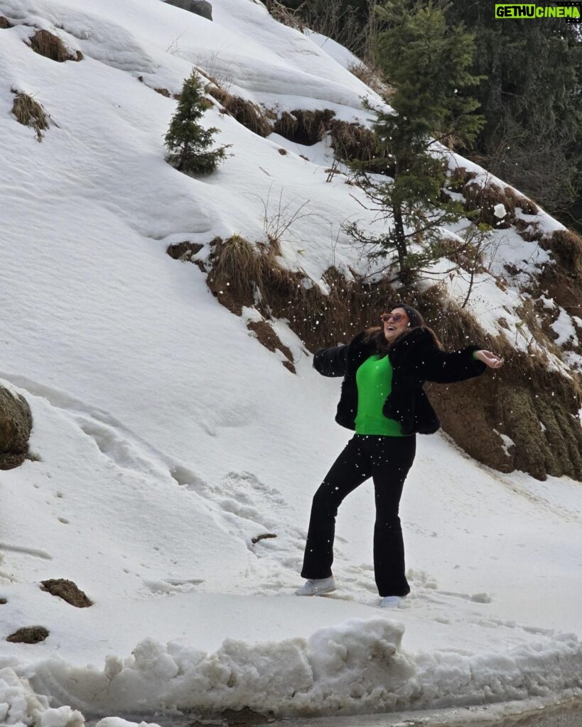 Sampurna Lahiri Instagram - ❄️🌲🏔🤎 . #mountains #snow #snowflakes #nature #trees #cold #wind #travel #himalayas #beautiful #happiness #memories #love #sunshine