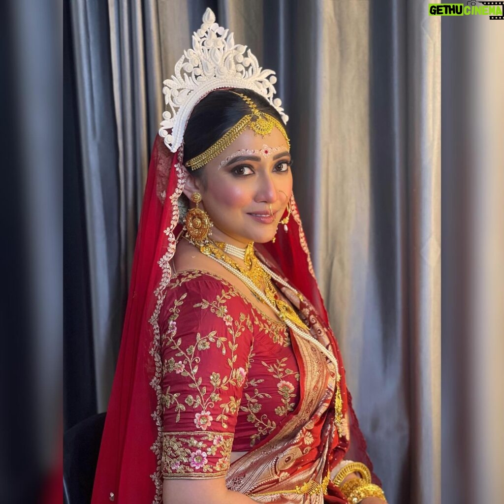 Sampurna Lahiri Instagram - || বধূবরন || . . . Makeup & Hair @makeup_artist_surojit Chandan @kolka_mehendi_by_priyashi Styling @subrata4462 Reels @reelstasoumoo Saree @threadpetals2021 Jewellery @soukhinbysuratna . . #bride #bridalmakeup #beauty #ethnicwear #saree #sareelove #makeup #style #fashion #happiness #indianbride #bengali #love