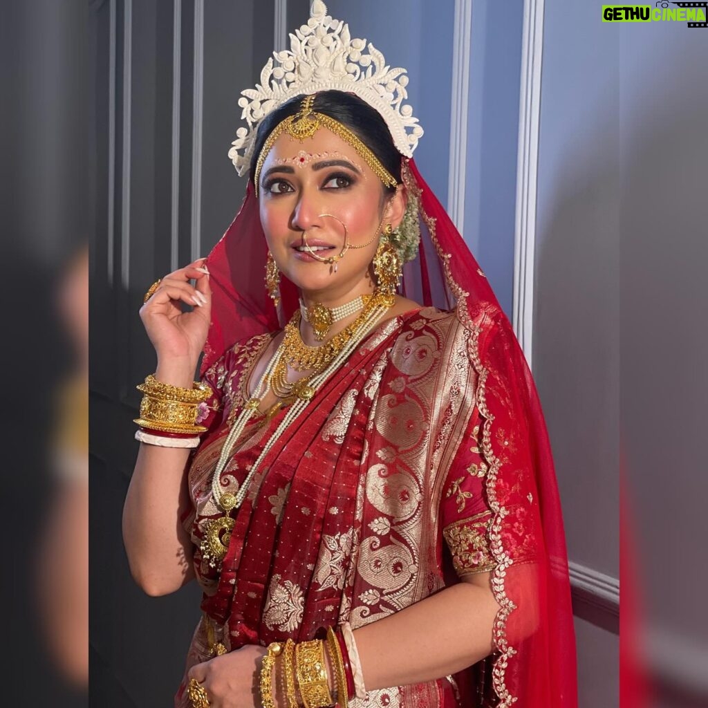 Sampurna Lahiri Instagram - || বধূবরন || . . . Makeup & Hair @makeup_artist_surojit Chandan @kolka_mehendi_by_priyashi Styling @subrata4462 Reels @reelstasoumoo Saree @threadpetals2021 Jewellery @soukhinbysuratna . . #bride #bridalmakeup #makeup #ethnic #saree #sareelove #fashion #ethnicwear #love