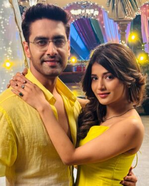 Samridhi Shukla Instagram - Holi ke Rangon ke sath ek nahi shuruvaat 💛
#yehrishtakyakehlatahai 
@starplus @rajan.shahi.543 @romeshkalra @triven.singh @rishimandial @nishabedii
