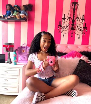 Sanai Victoria Instagram - Being Happy never goes out of style. Be your own kind of beautiful! 💗🖤
.
#thankfultuesday #vsco #vscogirl #vscocheck #vans #scrunchies #fjallravenkanken #fjallraven #hydroflask #pink #pukashells #brandymelville #ootd #picoftheday #instadaily #polaroid #grateful #blessed #sanaivictoria 🖤💗💞💕