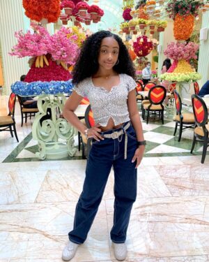 Sanai Victoria Instagram - Be consistent in maintaining an aura of grace and love ❤️ 💗 🌻🌸🌼🌺
.
.
Comment your favorite color that you see!!
.
.
#wynnlasvegas #lasvegas #auraglow #surroundyourselfwithpositivity #positivevibes #positivity #beautifulplaces #sendingloveandlight #flowers #beautifulhotels #beautifulcolors #ootd #instadaily #picoftheday #brandymelville #vanlife #vans #pandorabracelet #brunch #sendingpositivevibes #grateful #blessed #sanaivictoria 🌷🌼🌻🌸🌺🌹🌼🌻💐Swipe👈🏽