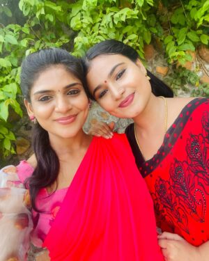 Sandra Babu Instagram - 😘Here with my sweet sister @iamsandraa_ 🙋‍♀️ I cherish the most beautiful memory with this lovely soul in the sets of Priyamaana thozhi .. you always keep me around with love and joy. The best friend to be around with❤️ @iamsandraa_ love you loads 🥰🥰🥰
