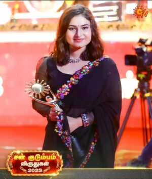 Sandra Babu Instagram - 🏆 This Award is a reminder that all the long hours and hardwork were worth it. Feeling incredibly grateful and honoured for this award . I’m truly blessed to be recognized for doing what I love ❤️…Huge thnks to my family and priyamanathozhi serial crew. #suntvawards2023 #sunkudumbamviruthugal2023 #awardwinning #awardwinner #awards #priyamanathozhi #suntv 
Saree @get_enchantedclothing