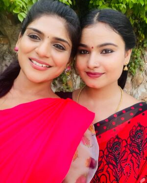 Sandra Babu Instagram - 😘Here with my sweet sister @iamsandraa_ 🙋‍♀️ I cherish the most beautiful memory with this lovely soul in the sets of Priyamaana thozhi .. you always keep me around with love and joy. The best friend to be around with❤️ @iamsandraa_ love you loads 🥰🥰🥰