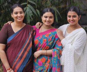 Sandra Babu Instagram - Three Roses 🌹🌹🌹
Being ❤️SEETHA ❤️ PAVI ❤️SANGAVI
#PriyamanaThozhi 
@suntv