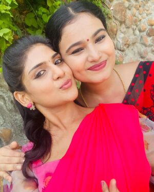 Sandra Babu Instagram - 😘Here with my sweet sister @iamsandraa_ 🙋‍♀️ I cherish the most beautiful memory with this lovely soul in the sets of Priyamaana thozhi .. you always keep me around with love and joy. The best friend to be around with❤️ @iamsandraa_ love you loads 🥰🥰🥰