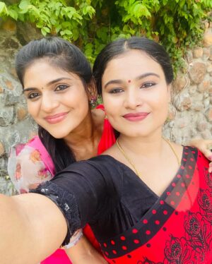 Sandra Babu Instagram - 😘Here with my sweet sister @iamsandraa_ 🙋‍♀️ I cherish the most beautiful memory with this lovely soul in the sets of Priyamaana thozhi .. you always keep me around with love and joy. The best friend to be around with❤️ @iamsandraa_ love you loads 🥰🥰🥰