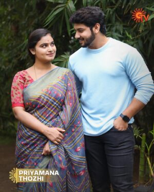 Sandra Babu Instagram - Adhi - Pavi 😍

பிரியமான தோழி | திங்கள் - சனி | 1 PM

#SunTV #PriyamanaThozhi #PriyamanaThozhiOnSunTV #Serials #TamilSerials #SunDigital