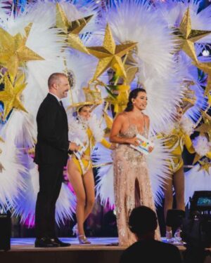 Sandra Cervera Instagram - ✨💕 Mucho más que conducir una gala en directo … Gracias por todos los mensajes bonitos que estoy recibiendo Canarias! 🌴🪘✨

@marcoymaria Estoy sin palabras al ver vuestro hermoso vestido 💎!!

@carnavaldemaspalomas.oficial 💕 @elhijodeinma un regalo tenerte a mi ladito compañero!