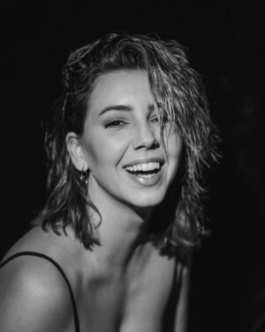 Sandra Cervera Instagram - 🧡🖤🤍 Deja de ponerte tan seria que sonreír en lo más serio de esta vida !!!!!!